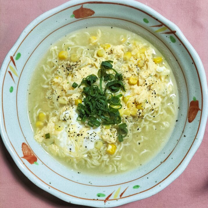 溶き卵とコーン九条ネギの豚骨ラーメン